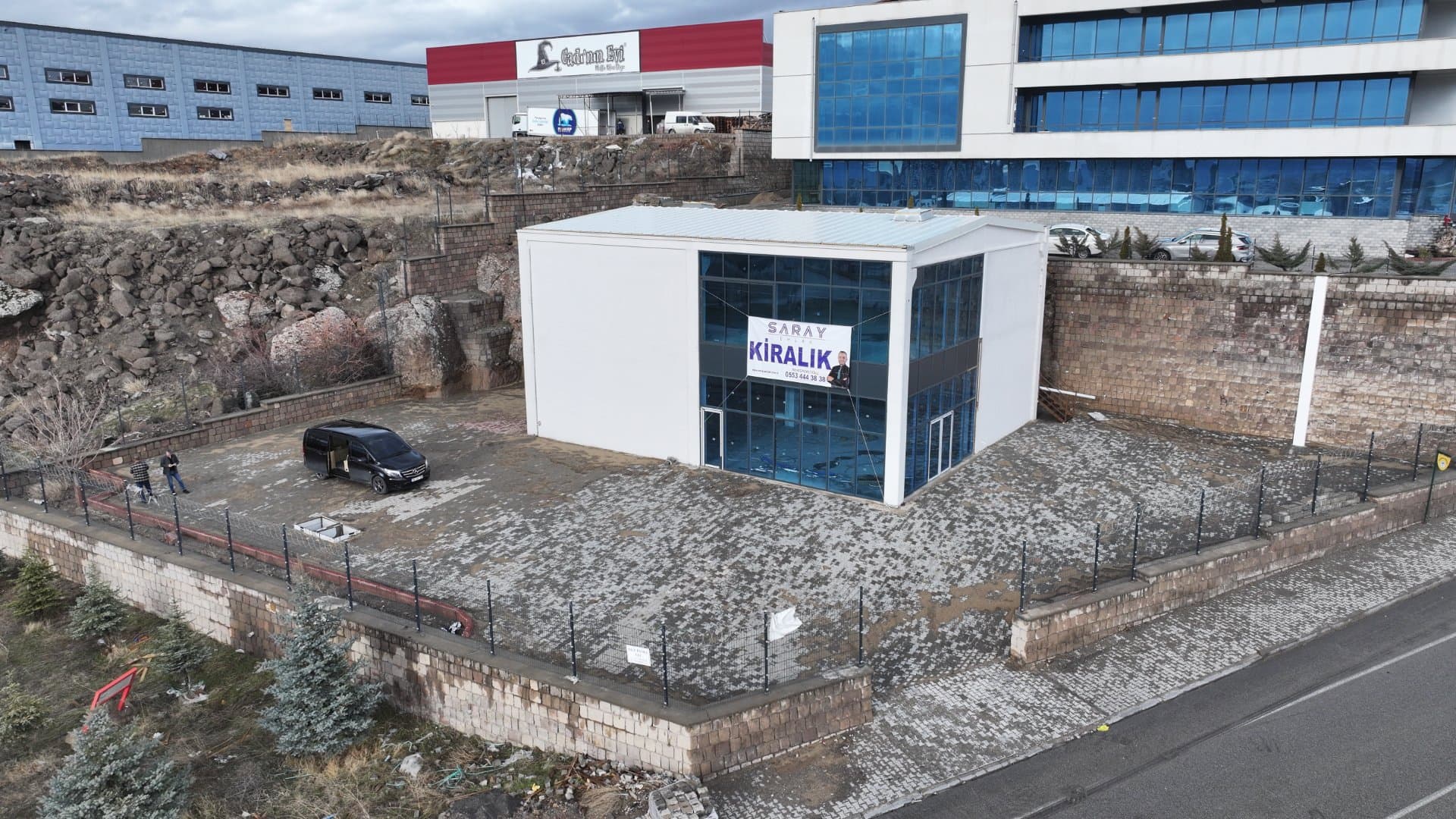 Mimarsinan OSB Girişinde Kiralık İş Yeri - 400 m² Showroom, Depo ve Mağaza Alanı