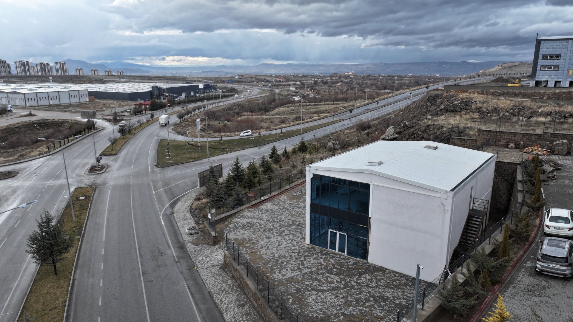 Mimarsinan OSB Girişinde Kiralık İş Yeri - 400 m² Showroom, Depo ve Mağaza Alanı - 2