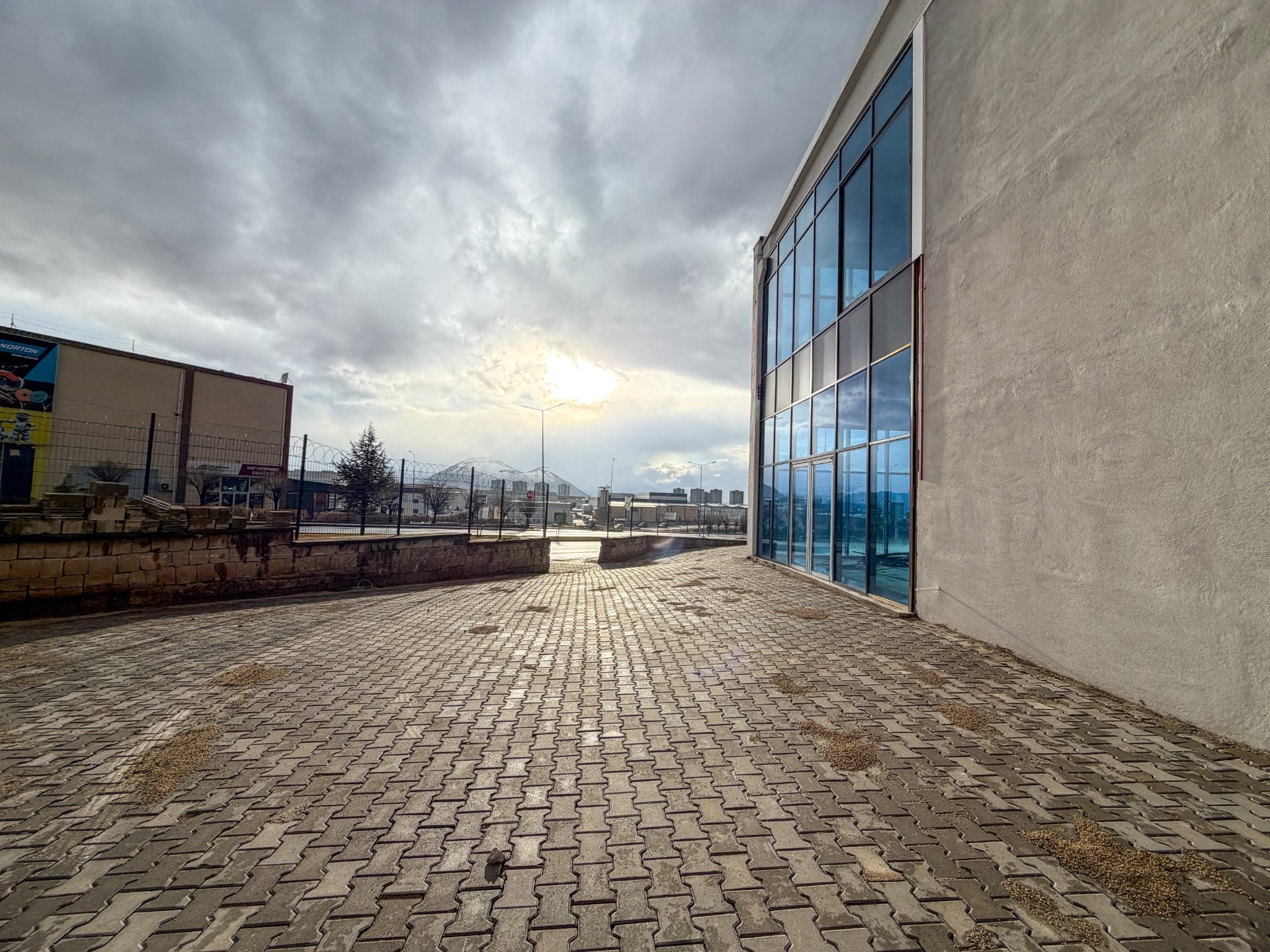 Mimarsinan OSB Girişinde Kiralık İş Yeri | 400 m² Showroom, Depo ve Mağaza Alanı - 11