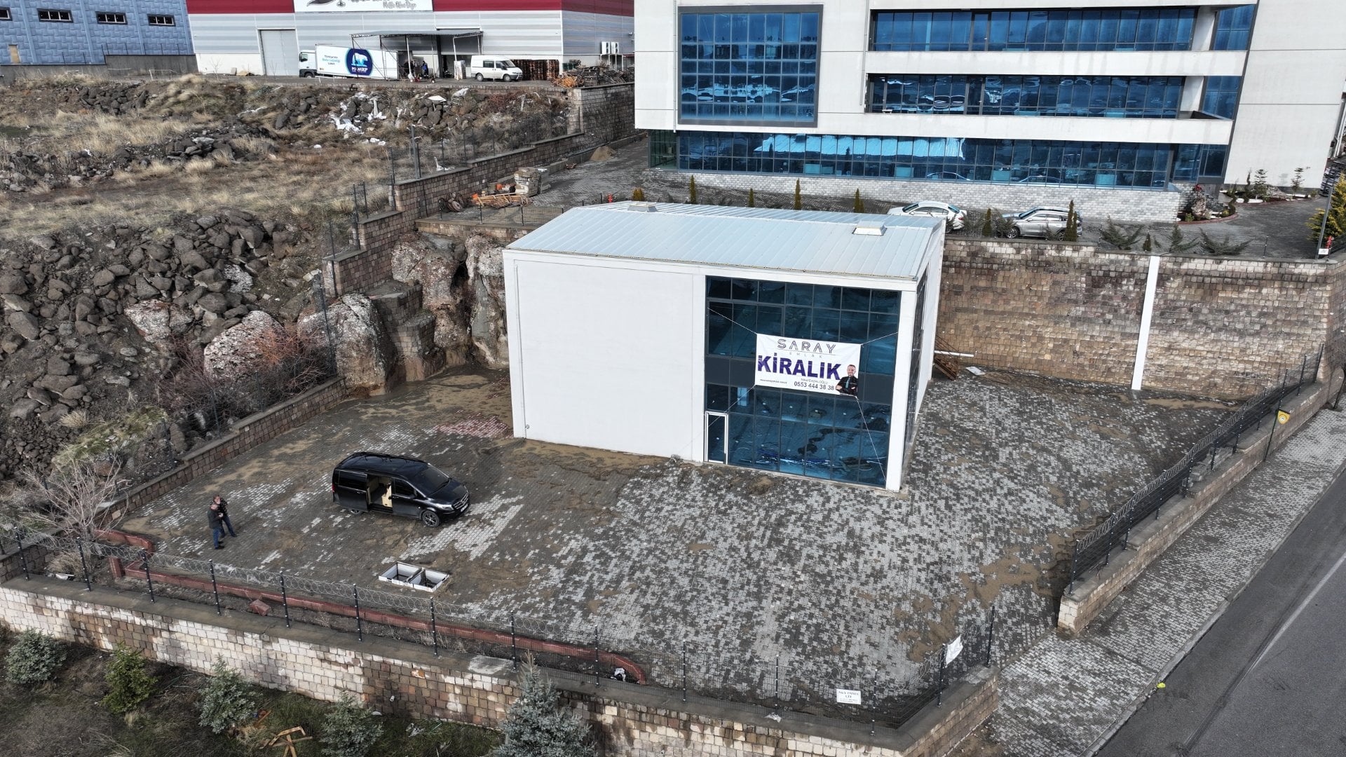 Mimarsinan OSB Girişinde Kiralık İş Yeri | 400 m² Showroom, Depo ve Mağaza Alanı - 1