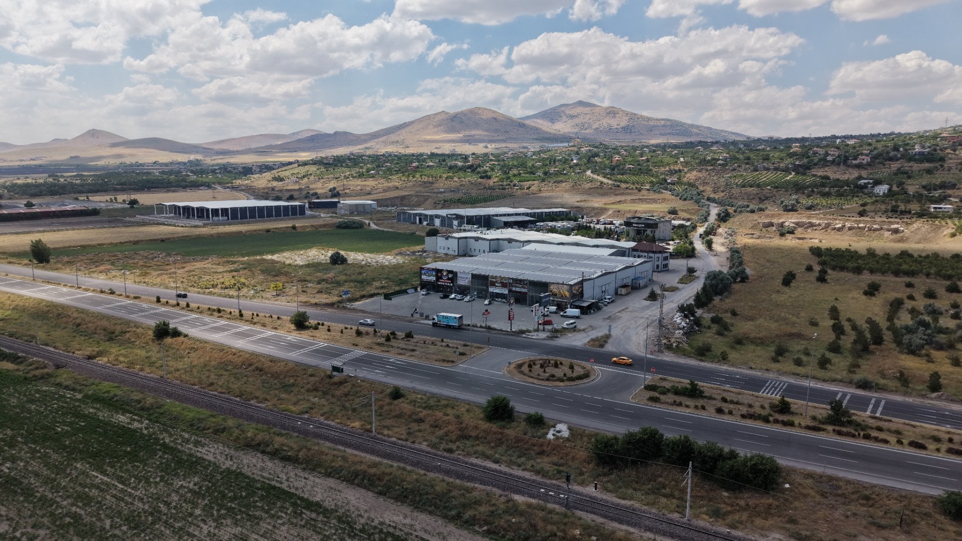 BOĞAZKÖPRÜ 5KM MEVKİNDE KİRALIK 130m2 İŞ YERLERİ - 9